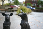 Skulptur av ett par hundar i Almby, 2005