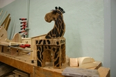 Barnstol med målad giraff på arbetsterapin, 2005