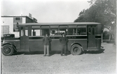 Västerås.
Buss stående utanför bussgaragen vid Pilgatan 6, 1936.