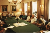 Bo Granqvist, Bo Östen Johansson, Ove Anonsen, Elisabeth Öhrn, Gerd Måbrink, Sam Sandqvist, Lasse Jern m.fl. 1988-89 i styrelserummet.
Inför Ahlgrens projekt 2000.