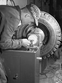 Gävle Garaget, arbetare jobbar med ett däck