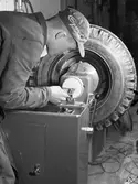 Gävle Garaget, arbetare jobbar med ett däck