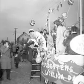 Studentfirande, Irene Östberg hjälps av flaket