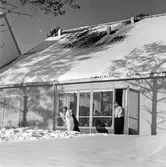 En man skottar altanen fri från snö