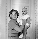 Fru Alida Persson med sin bebis