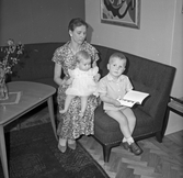 Fru Gunnar Eriksson med sina barn
