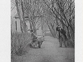 Avfotograferat visitkort, (1870-tal). Herr Baumgarten, sittande och fotograf Birger Sjöberg stående vid en liten kioskliknande byggnad. Birger Sjöberg hade ateljé, troligen i fastigheten kallad 
