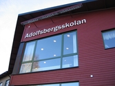 Skylt på Adolfsbergsskolan, 2005
