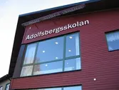 Skylt på Adolfsbergsskolan, 2005