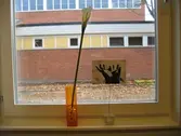 Installation i fönster på Vivallaskolan, 2005