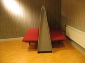 Tvåsidig sittmöbel i Vivallaskolan, 2005