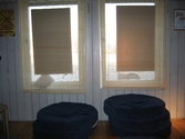 Sittpuffar framför fönster med jalusier, 2005