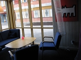 Blå soffgrupp med bord i hörnfönster på Vivallaskolan, 2005