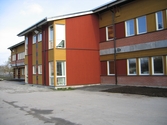 Vivallaskolans röda fasad i trä och tegel, 2005