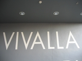 Grå vägg med ordet Vivalla på Vivallaskolan, 2005
