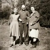 Fotografen själv utomhus mellan Linnea Molin till höger och en flicka.