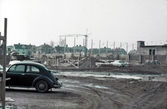 Bil parkerad vid byggnation av nya vinterstadion, 1963