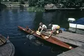Pojkar lägger i en K2 vid Slussen, 1976