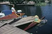 Kanot vid brygga vid slussen, 1970-tal
