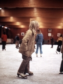 Skridskoåkning i curlinghallen, 1970-tal