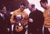 Tage erlander gratulerar ösk till sm-guldet i bandy, 1967