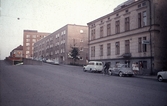 Parkerade bilar på Änggatan, 1960-tal