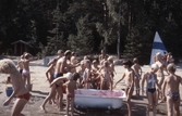 Barn på stranden, 1970-tal