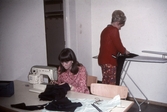På fritidsgården i Varberga kan man lära sig att sy och stryka, 1960-tal