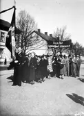 1:a majtåg på Norra Strömgatan i Alingsås någon gång under 1930-talet. 
I bakgrundern kvarteret Oxen 4 och 5.