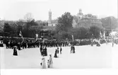 1:a majtåg passerar Stora Torget i Alingsås någon gång i början på 1900-talet.