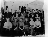 Personalgrupp på okänt skrädderi. En av männen heter N. Larsson.