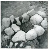 Svedvi sn, Hallstahammar kn.
Undersökning på gravfält vid Näs. Anläggning nr 1B.