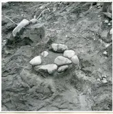 Svedvi sn, Hallstahammar kn.
Undersökning på gravfält 14 vid Näs. Anläggning nr 7.