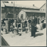 Lars Bergman på verkstadsgården, Forsviks bruk. Lars Bergman, bruksingenjör och platschef (1948-1960).