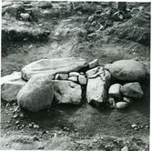 Svedvi sn, Hallstahammar kn.
Undersökning på gravfält 14 vid Näs. Anläggning nr 8.