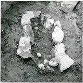 Svedvi sn, Hallstahammar kn.
Undersökning på gravfält 14 vid Näs. Anläggning nr 8.