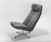 Snurrfåtölj klädd med leopardmönstad teddy