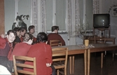 Samling framför TV:n. på Rostagården, 1958-1959