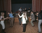 Dans till levande musik på ungdomsgård i Örebro, 1970-tal