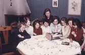 Flickor samlade runt grammofon på ungdomsgård i Örebro, 1950-tal