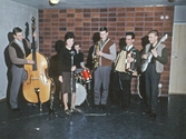 Gruppen Leffe Einars med Wivi Palmroth spelar på på ungdomsgård i Örebro, 1960-tal
