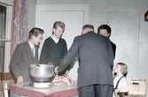 Servering av korv med bröd på ungdomsgård i Örebro, 1950-tal