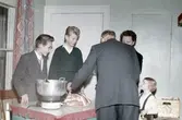 Servering av korv med bröd på ungdomsgård i Örebro, 1950-tal