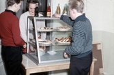 Pojkar köper fika på ungdomsgård i Örebro, 1950-tal
