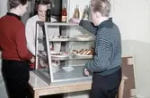 Pojkar köper fika på ungdomsgård i Örebro, 1950-tal