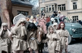 Utklädda barn väntar på Karolinska skolan inför Barnens Dags-tåg, 1956-1959