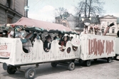 Vagn med levande djur och Rosta-expressen på Karrolinska skolans gård, 1956-1959