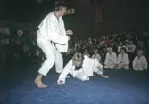 Brottare kämpar i idrottshuset i Örebro, 1970-tal