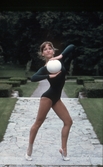 Kvinnlig gymnast med boll, 1970-tal