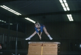 Gymnast hoppar över plint, 1970-tal